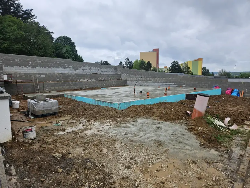 Rodinný dom Malé Uherce — priebeh výstavby, novostavba na svahu (6/18)