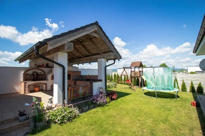 Rodinný dom Livinské Opatovce — dokončená stavba, novostavba s letnou kuchyňou (14/14)