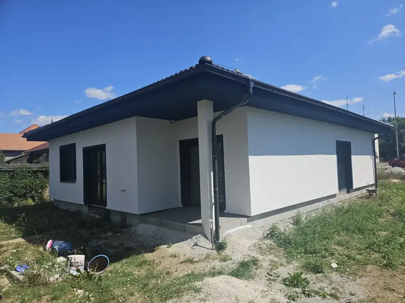 Rodinný dom Žabokreky nad Nitrou — dokončovacie práce, novostavba (11/14)