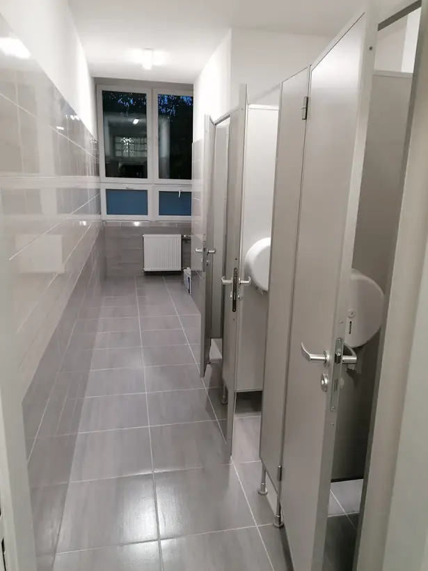 Sociálne zariadenia SKDK, Topoľčany — dokončená stavba, kompletná rekonštrukcia (9/9)
