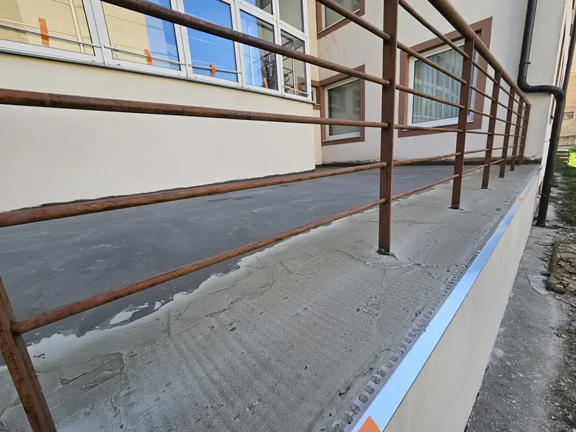 Terasa Daňového úradu, Topoľčany — začiatok prác, hydroizolačná stierka a zábradlie (2/8)