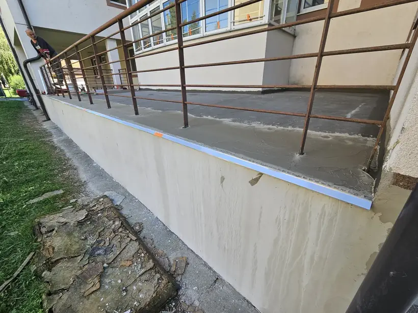 Terasa Daňového úradu, Topoľčany — priebeh výstavby, hydroizolačná stierka a zábradlie (3/8)