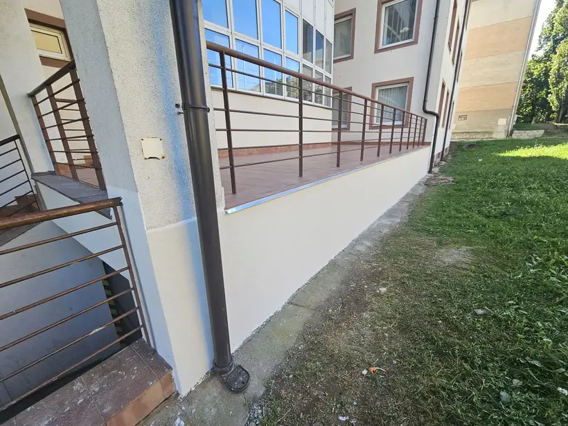 Terasa Daňového úradu, Topoľčany — dokončená stavba, hydroizolačná stierka a zábradlie (7/8)