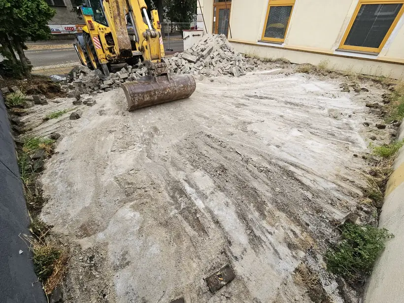 Obnova terasy, Topoľčany — začiatok prác, búranie a nová dlažba (1/8)