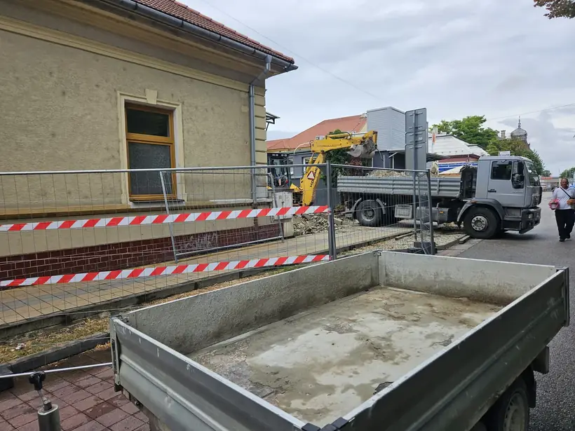 Obnova terasy, Topoľčany — začiatok prác, búranie a nová dlažba (2/8)