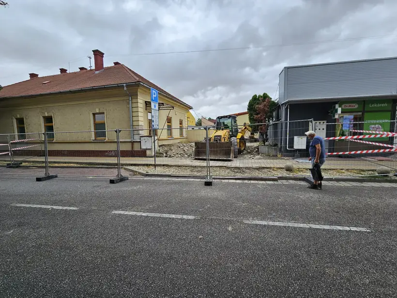 Obnova terasy, Topoľčany — priebeh výstavby, búranie a nová dlažba (4/8)
