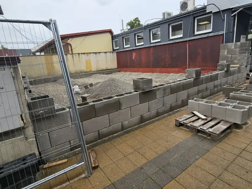 Obnova terasy, Topoľčany — dokončovacie práce, búranie a nová dlažba (5/8)