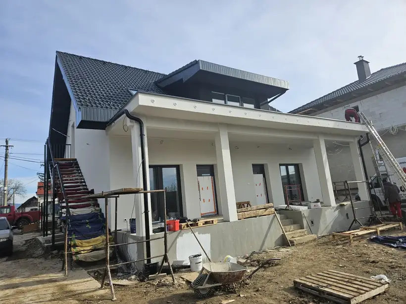 Trojbytový dom Bánovce nad Bebravou — priebeh výstavby, kompletná rekonštrukcia (8/18)