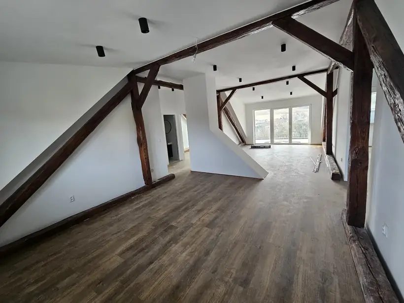 Trojbytový dom Bánovce nad Bebravou — dokončovacie práce, kompletná rekonštrukcia (13/18)