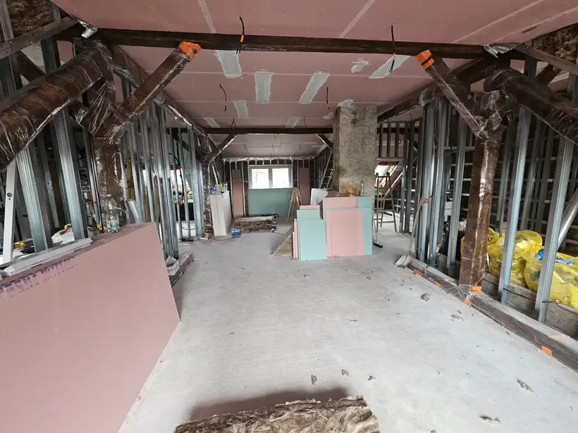 Trojbytový dom Bánovce nad Bebravou — priebeh výstavby, kompletná rekonštrukcia (4/18)