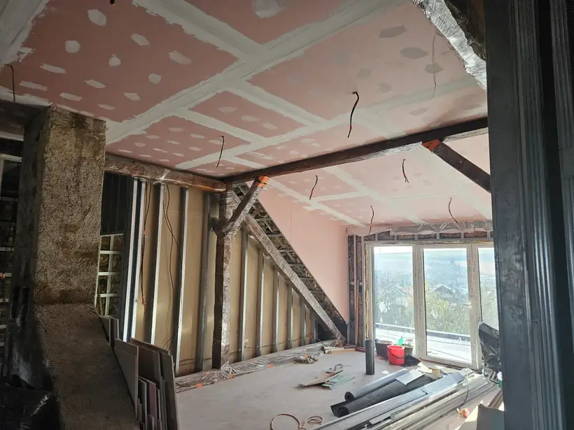 Trojbytový dom Bánovce nad Bebravou — priebeh výstavby, kompletná rekonštrukcia (5/18)