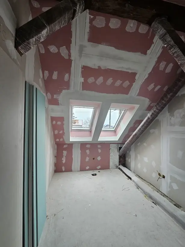Trojbytový dom Bánovce nad Bebravou — priebeh výstavby, kompletná rekonštrukcia (6/18)
