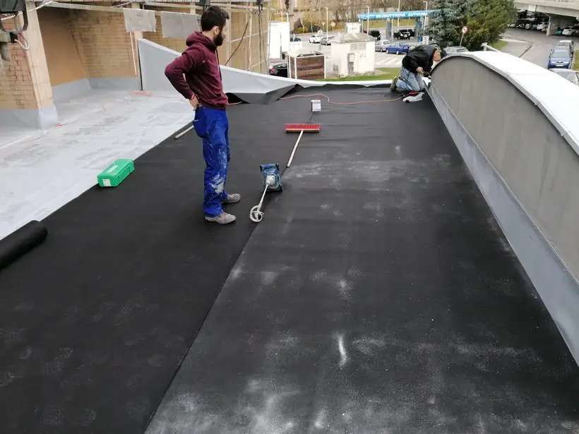 Strecha vestibulu plavárne, Topoľčany — dokončovacie práce, nová hydroizolácia (10/13)