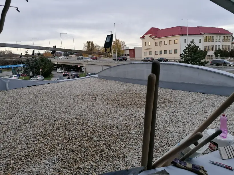 Strecha vestibulu plavárne, Topoľčany — dokončená stavba, nová hydroizolácia (12/13)