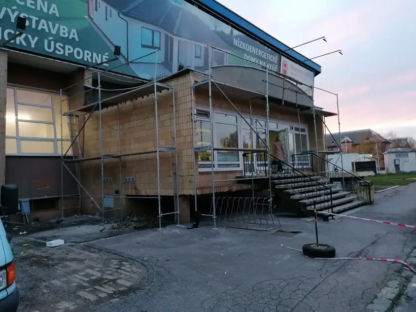 Strecha vestibulu plavárne, Topoľčany — dokončená stavba, nová hydroizolácia (13/13)