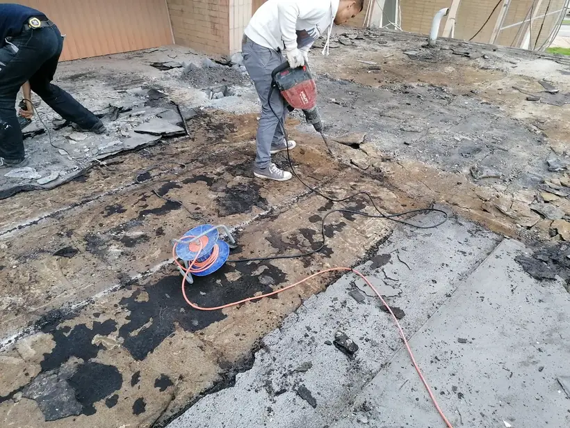 Strecha vestibulu plavárne, Topoľčany — začiatok prác, nová hydroizolácia (2/13)