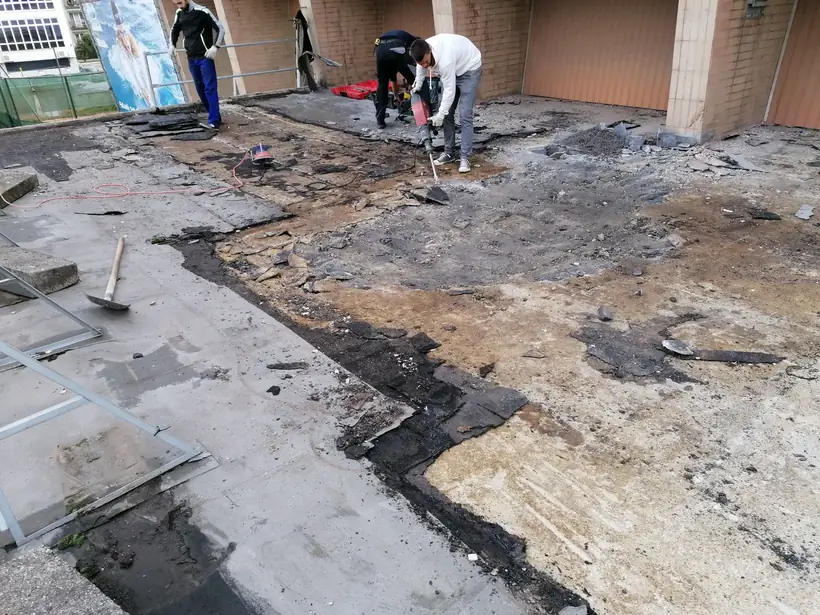 Strecha vestibulu plavárne, Topoľčany — priebeh výstavby, nová hydroizolácia (3/13)