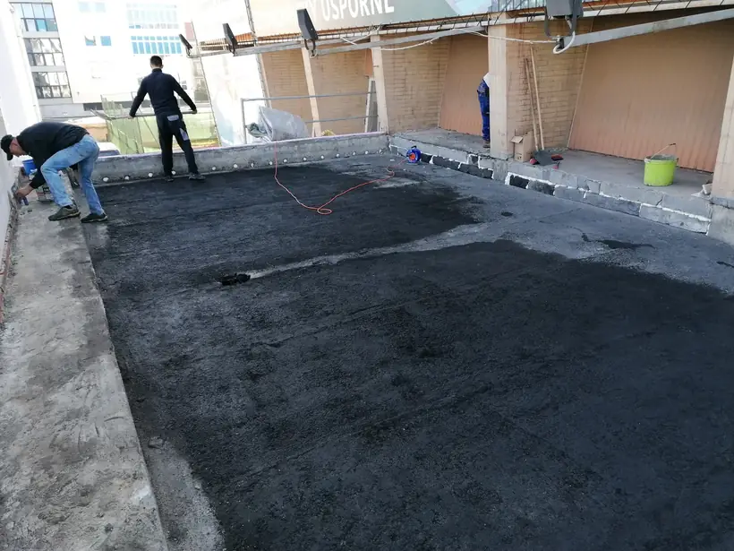Strecha vestibulu plavárne, Topoľčany — priebeh výstavby, nová hydroizolácia (4/13)