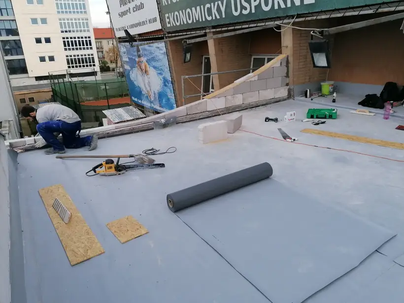 Strecha vestibulu plavárne, Topoľčany — dokončovacie práce, nová hydroizolácia (8/13)