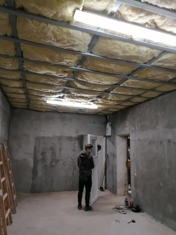 Vyhorená hala Žabokreky nad Nitrou — priebeh výstavby, sanácia po požiari (3/10)