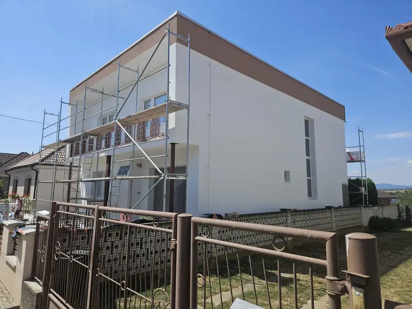 Zateplenie fasády, Bošany — dokončovacie práce, rodinný dom (7/10)