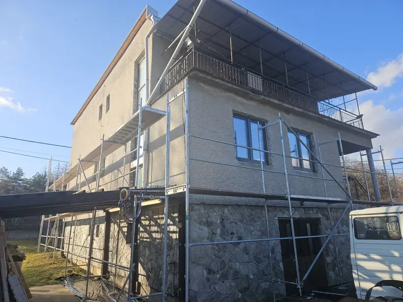 Zateplenie fasády, Veľké Uherce — priebeh výstavby, dom s plochou strechou (4/10)